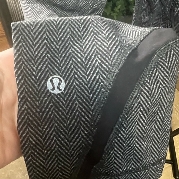 Lululemon Houndstooth Size 6 Cropped Leggings in Black and Grey - Picture 5 of 8